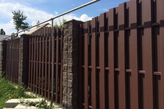 Забор из евроштакетника с кирпичными столбами 25 метров фото в Советске