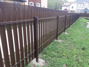 Забор из евроштакетника с утрамбовкой щебнем 70 метров фото в Советске