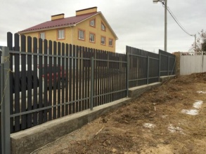 Забор из евроштакетника на ленточном фундаменте 300 метров фото стоимость под ключ