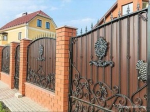 Кирпичный забор с ковкой  150 метров фото в Советске
