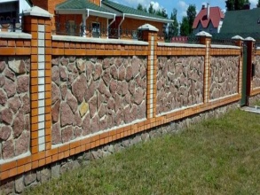 Кирпичный забор с камнем 12 метров фото в Советске
