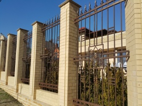 Кирпичный забор с ковкой  10 метров фото в Советске