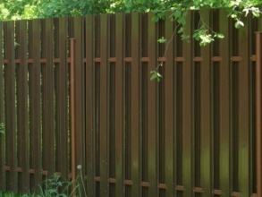 Забор из евроштакетника с бетонированием столбов 12 метров фото в Советске