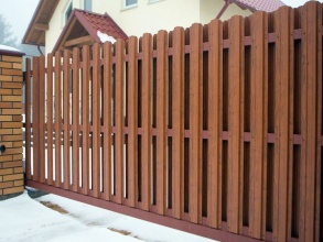 Забор из евроштакетника с кирпичными столбами 200 метров фото в Советске