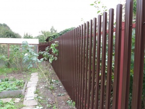 Забор из евроштакетника с забивными столбами 86 метров фото в Советске