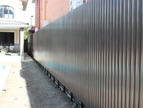 Забор из евроштакетника на ленточном фундаменте 57 метров фото в Советске