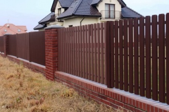 Забор из евроштакетника с кирпичными столбами 8 соток фото в Советске